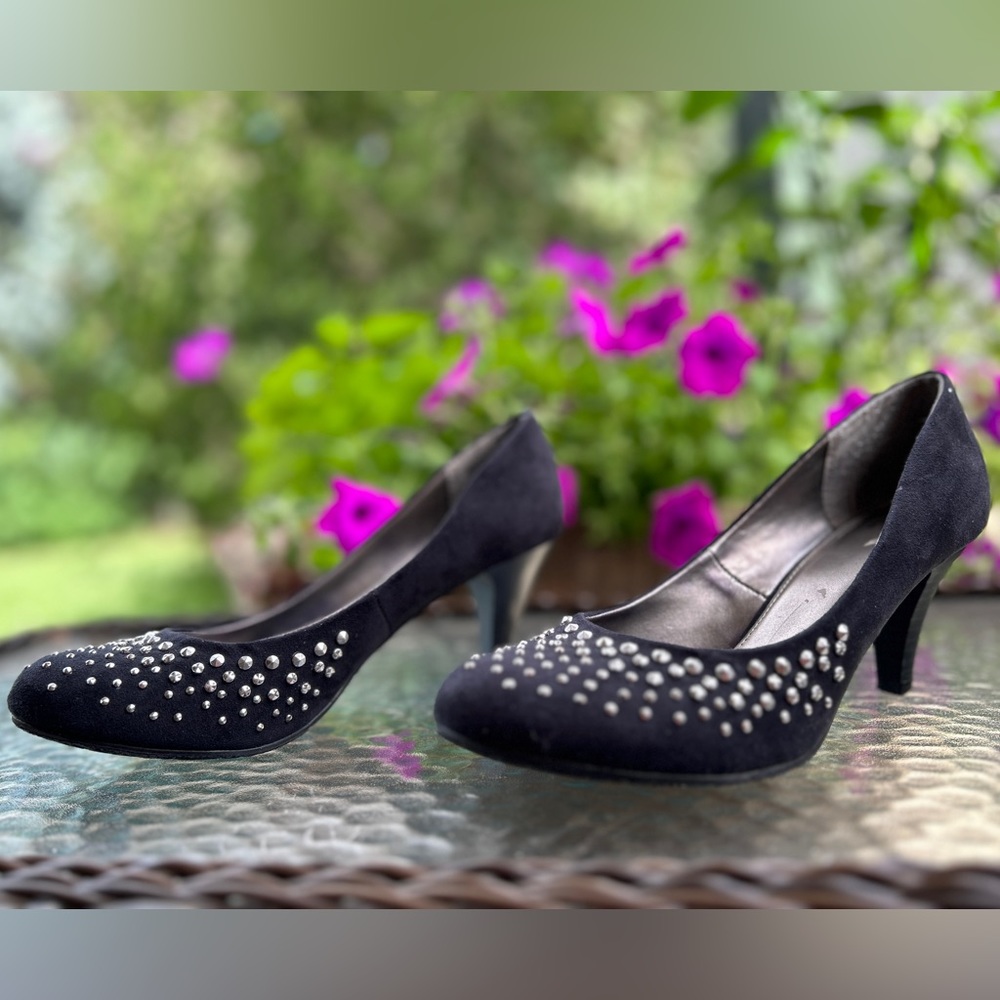 Elle brand velvety, studded black pumps